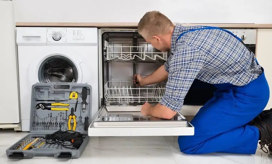 Yunusemre Smeg servisi teknisyen ekibi beyaz eşya tamiri yaparken